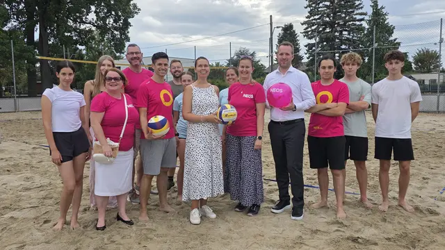 Landesgeschäftsführer Jonas von Einem (vierter von rechts) mit den NEOS-Team Strasshof und den Teilnehmerinnen und Teilnehmern des Volleyball-Turniers.  | Foto:  NEOS NÖ; 