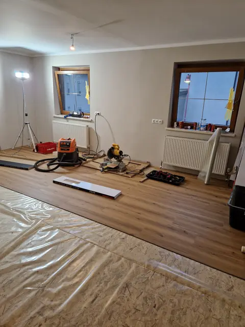 Auch das Bödenverlegen wurde von den Mitgliedern selbst übernommen.  | Foto: JB/LJ Völs