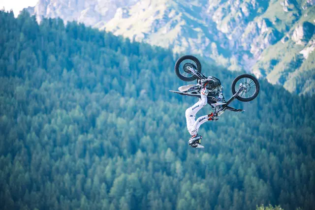 Backflip hoch über den Straßen von Fulpmes – das sieht man nicht oft. | Foto: Pernsteiner