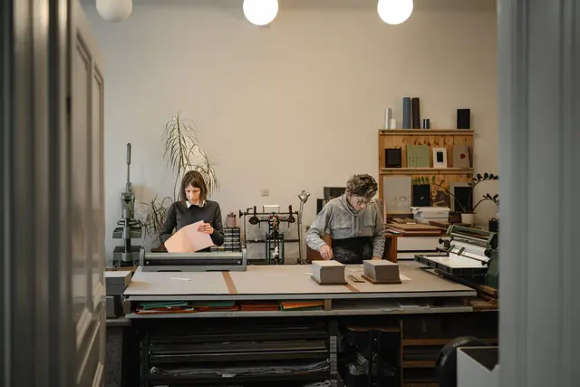 Anna Weninger und Anja Schwendenwein arbeiten oft stundenlang zusammen, da entwickeln sich viele Gespräche. | Foto: Bernd Grosseck