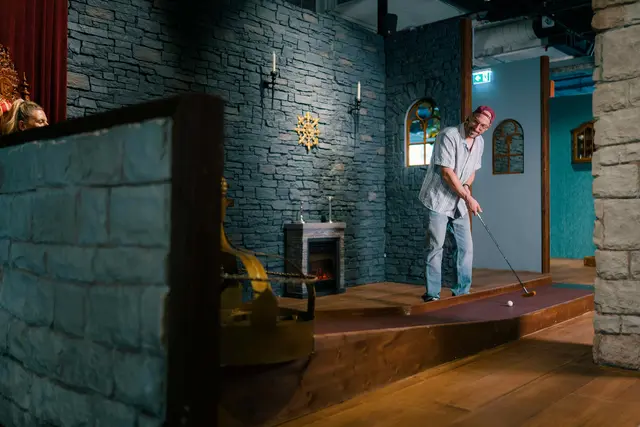 Minigolf in völlig neuer Dimension: Die neue Freizeitattraktion „Golfrausch“ bietet im Auhof Center drei Erlebniswelten. | Foto: Golfrausch