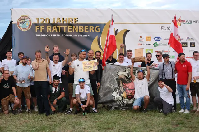 Glückliche Gesichter: Die Siegermanschaft des Siloplanenrace in Rattenberg.