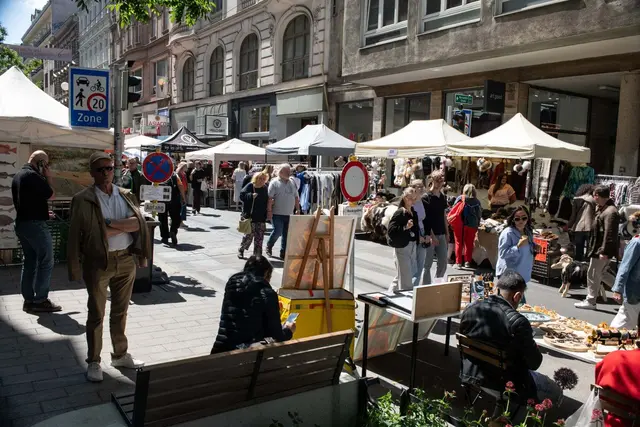 Seit 1983 wird die Neubaugasse zweimal jährlich zum Treffpunkt für Händlerinnen und Händler, Gastronomie, Kunsthandwerk und Besucherinnen und Besucher.  | Foto: Fernanda Nigro