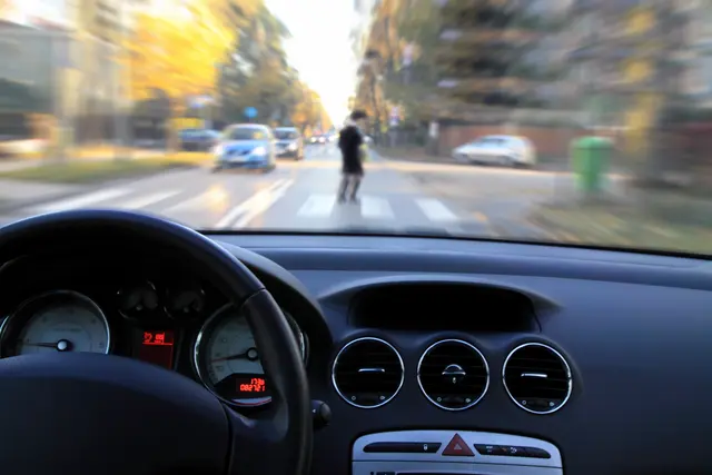 Das kindliche Gangbild kann das Unfallrisiko im Straßenverkehr erhöhen. Darauf weist ÖAMTC-Verkehrspsychologin Marion Seidenberger vor dem Schulbeginn hin. (Symbolbild) | Foto: ambrozinio/Smarterpix