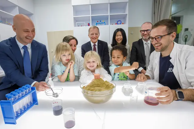 V.l.: Martin Hajart (ÖVP), Obmann des DynaSprouts-Betreibers Familienbund Oberösterreich, Pädagogin Jasmin Öhner, DynaSprouts-Gesamtleitung, Thomas Stelzer (ÖVP), Landeshauptmann von Oberösterreich, Dynatrace-Mitgründerin Sok-Kheng Taing, der Linzer Bürgermeister Dietmar Prammer (SPÖ) und Moritz König, STEAM-Koordinator von DynaSprouts, bei einem Experiment im DynaSprouts-Labor mit Kindern, die den Kindergarten und die Krabbelstube besuchen. | Foto: Hermann Wakolbinger