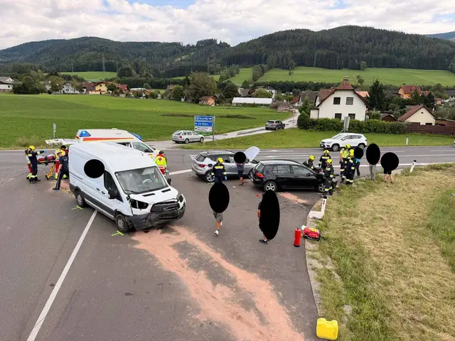 Der Unfall von Montagnachmittag in Langenwang: drei Autos waren daran beteiligt.  | Foto: FF Langenwang