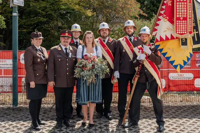 Das Kommando mit der Standarte und der Fahnenmutter Sonja Steininger | Foto: Laura Jagoschütz