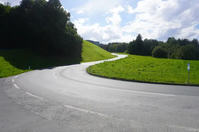 Der Radweg soll parallel zur L 32 zwischen Schloss Ambras und Aldrans weiter gebaut werden.