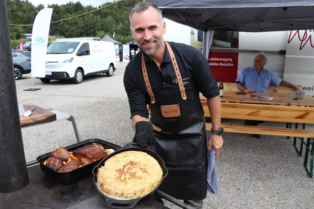Ein ganz besonderes Schmankerl bot Walter Weinberger den Besuchern seines Standes: Ein herzhaftes Bratl aus der Rein mit einem speziellem Knödel. Nach dem Rezept seiner Oma  | Foto: MeinBezirk Braunau