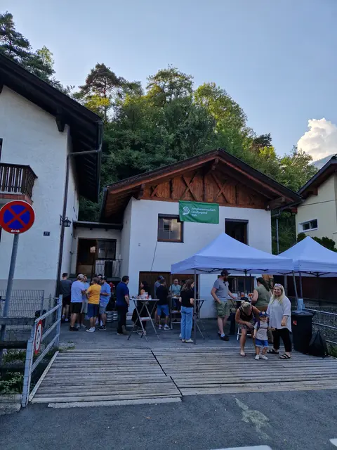 Gemeinsam mit Vereinsmitgliedern und Unterstützern wurde das neue Vereinslokal eingeweiht.  | Foto: JB/LJ Völs