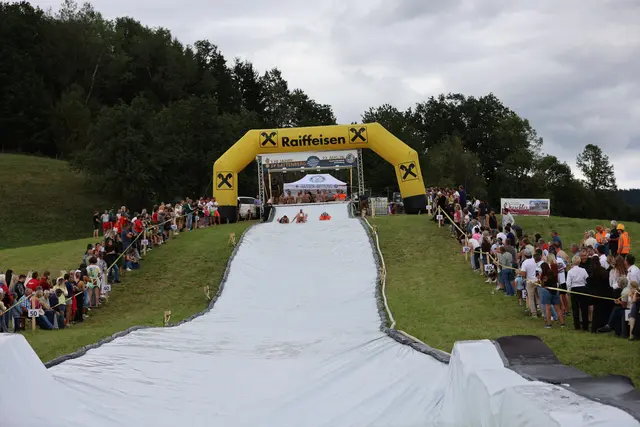 Beim Siloplanenrace kämpften die Teilnehmerinnen und Teilnehmer um den Sieg.