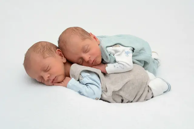 Name: Lukas &amp; Oliver
Geburtsdatum: 02.08.2026
Gewicht: 2.275 g &amp; 2.375 g
Größe: 45 cm &amp; 46 cm
cm
Eltern: Carina und Michaela Höfler aus Mürzzuschlag | Foto: Babysmile