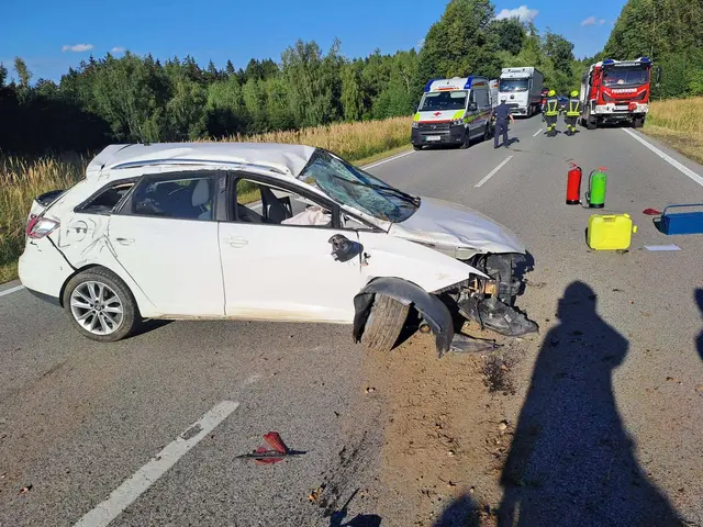 Der verletzte Fahrer befand sich beim Eintreffen der Einsatzkräfte noch im Fahrzeug. | Foto: FF Pfaffenschlag