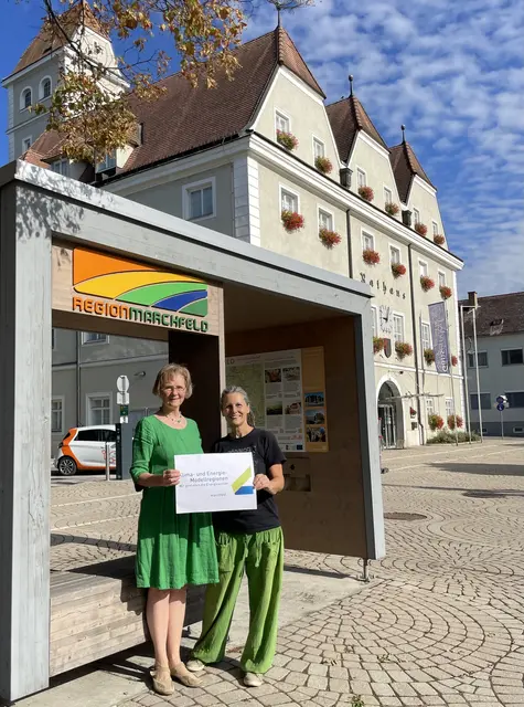 Beate Kainz und Bettina Bergauer vor dem Welcome Center der Region Marchfeld und dem Gänserndorfer Rathaus. | Foto: Die Grünen
