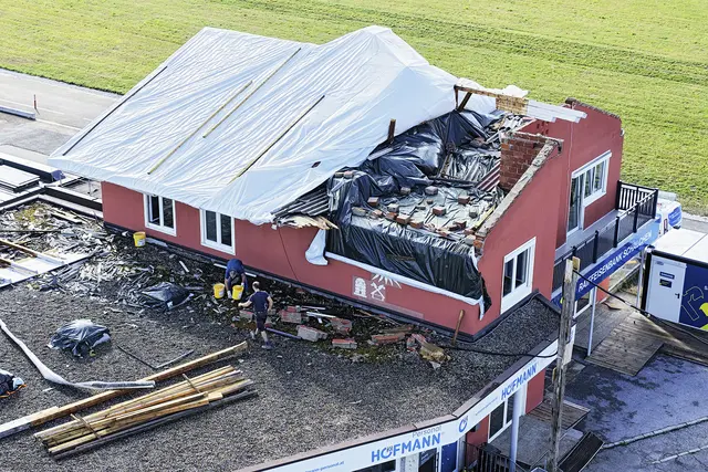 Das Dach des Raiffeisen-Gebäudes in Schalchen wurde beim Unwetter abgedeckt. | Foto: Manfred Fesl