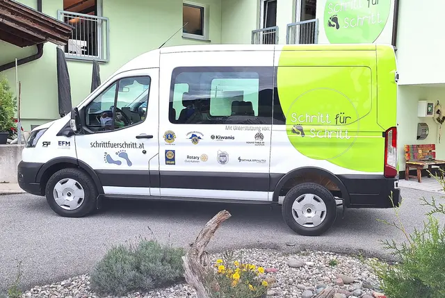 60.000 Euro mussten für die Anschaffung des Therapiebusses finanziert werden. | Foto: Rotary Club Kufstein