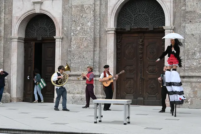 Trotz starkem Wind und anschließendem Regen wurde das Krapoldi Festival feierlich in der Innenstadt eröffnet. | Foto: Königer