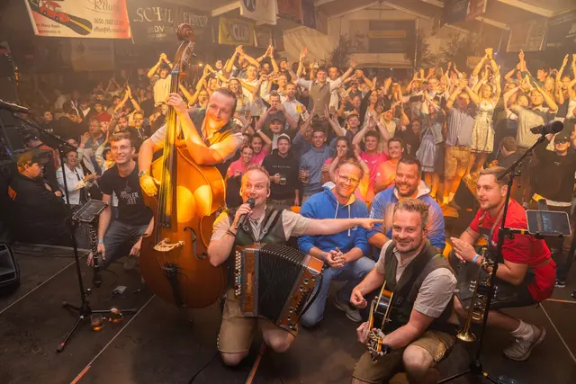 Die „Pagger Buam“ machten ordentlich Stimmung, mit im Bild: die vielen Besucher sowie auf der Bühne Lukas Pichler, Patrik Bauer, Gerald Wagesreiter und Florian Fröschl vom USC Jungwirth Rappottenstein. | Foto: USC Jungwirth Rappottenstein