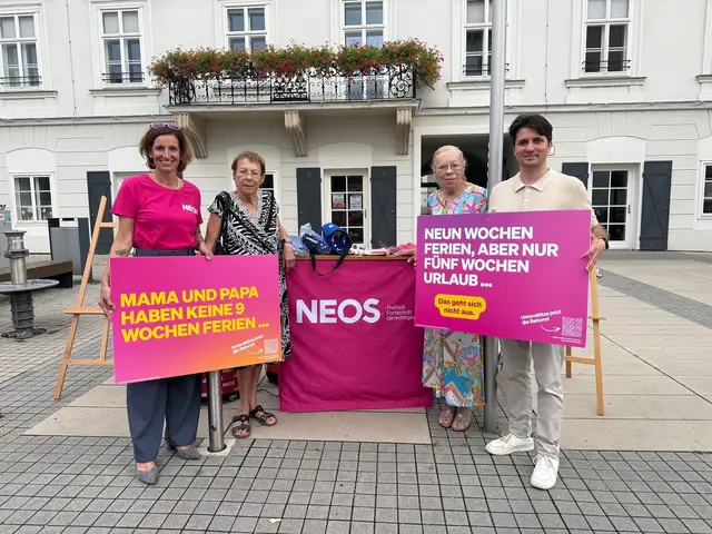 Gruppenbild mit Plakaten