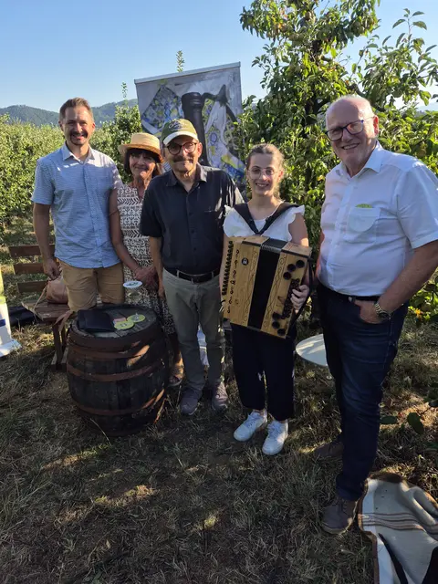 Bürgermeister Stefan Salzmann, Helena Breitfuß-Valesko, Michael Hatzenbichler, Laura Rampitsch und Bildungswerk-Bezirksobmann Karl Schwabe gestalteten einen abwechslungsreichen Abend bei "Literatur im Obstgarten". | Foto: Privat