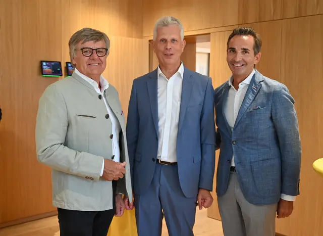 KR Vizepräsident Dietmar Schweiggl und Spartenobmann KR Gerhard Wohlmuth (l.) mit Josef Muchitsch (Mitte), dem nun auch der Kommerzialrattitel verliehen wurde. | Foto: Bianca Waltl