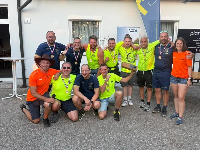 Obfrau der Sportunion Regau Alexandra Eder (rechts in orange), Roland Pumberger (links in orange), das Siegerteam „GiveMe5 Seniors“ (neongelbe Trikots) und die Zweitplatzierten „Seniorenkicka Weltmasta 1“ (blaue Trikots).
 | Foto: Sportunion Regau