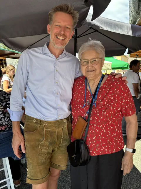 Landesweinbaudirektor Martin Palz besuchte die Weinwoche am Sonntag mit seiner stolzen Mama. | Foto: MeinBezirk/W. Fischer