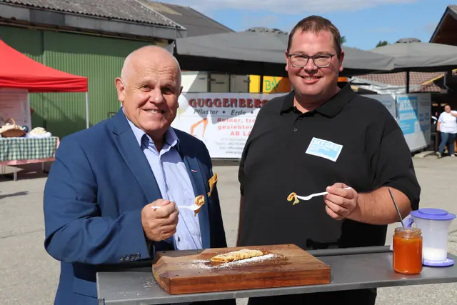 Klaus Berer (l.) von der WKO-Braunau und der Obmann der Musikkapelle Pischelsdorf Christian Huber, bei einer Stärkung nach dem Rundgang auf der Messe Regional  | Foto: MeinBezirk Braunau
