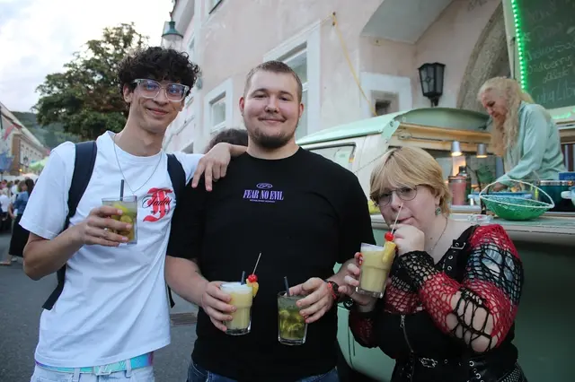 Stefano, Ramon und Charlie genossen einen Cocktail