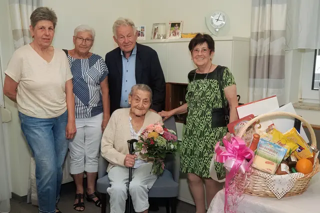 Landesobmann Pühringer gratulierte der Jubilarin Anna Dimböck. | Foto: OÖ Seniorenbund