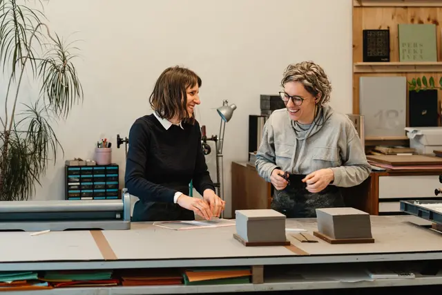 Anna Weninger und Anja Schwendenwein lieben die Buchbindekunst. Die beiden Grafikdesignerinnen absolvierten gleichzeitig die Buchbinderlehre und beschlossen, gemeinsame Sache zu machen. | Foto: Bernd Grosseck