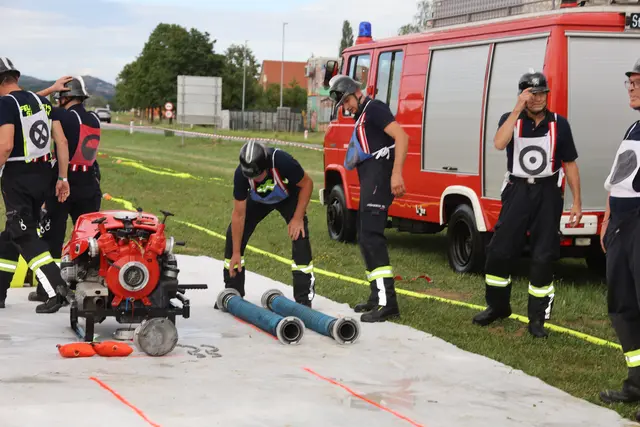 Feuerwehreinsatzkräfte bei der Arbeit