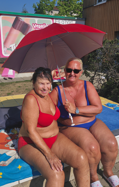 Gabi (re.) und Rosi (li.) sind an ihrem Stammplatz rechts außen zu finden.