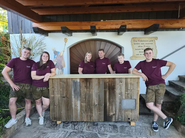 Die Familie Schuiki, von links: Florian, Felicitas, Michaela, Karl, Sophie und Stefan bedanken sich bei allen Besuchern ihres Hoffestes.  | Foto: Günther Koch 