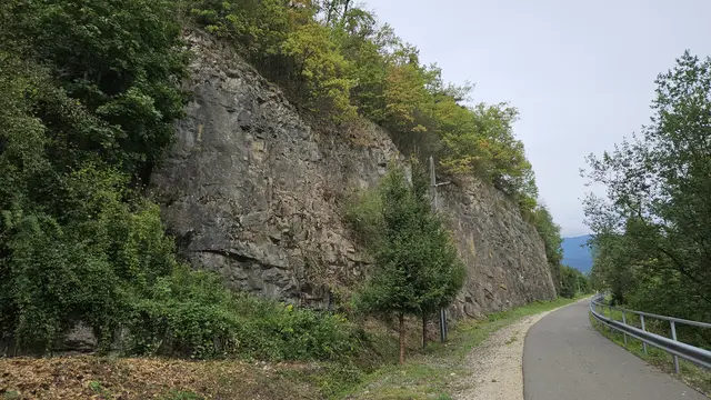 Die Felswand liegt direkt am Radweg von Leoben nach Hinterberg und ist deshalb optimal erreichbar.  | Foto: Tauderer