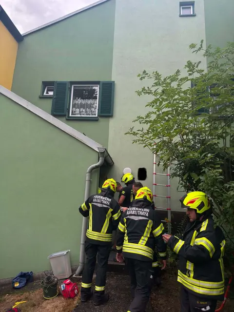 Die Feuerwehr war bereits dabei, sich über ein Fenster Zugang zu verschaffen. | Foto: FF Raabs
