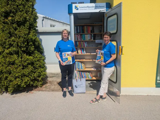 Aus der Telefonzelle wird eine Bücherzelle: Petra und Thomas Poiger haben das Projekt mit viel Eigenleistung umgesetzt. | Foto: Köstler