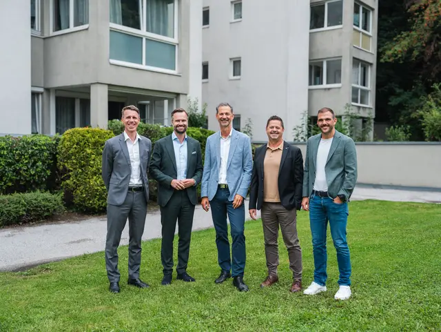 Im Bild v.l.: Daniel Hechl (CFO und Mitglied der Geschäftsführung Gutmann GmbH), Alexander Gutmann (Geschäftsführer Gutmann GmbH), Edgar Gmeiner (Geschäftsführer TIGEWOSI), Thomas Wieser (Prokurist und Abteilungsleiter Objektverwaltung TIGEWOSI) sowie Florian Rangger (Geschäftsführer TIGEWOSI). | Foto: Gutmann/Poscher