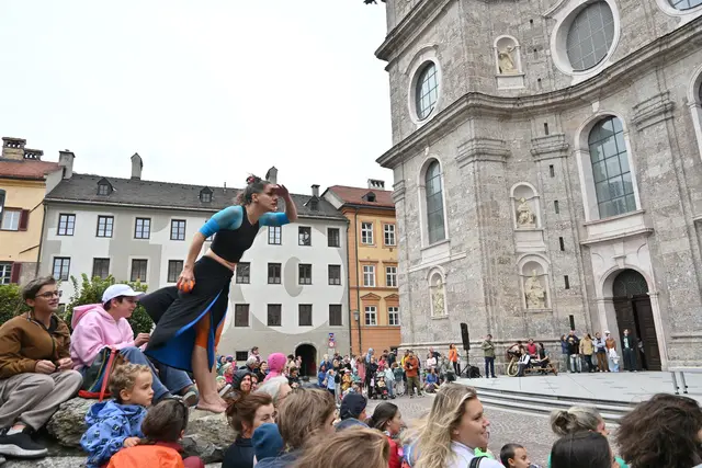 Schaustellerinnen und Schausteller heizten das Publikum an | Foto: Königer