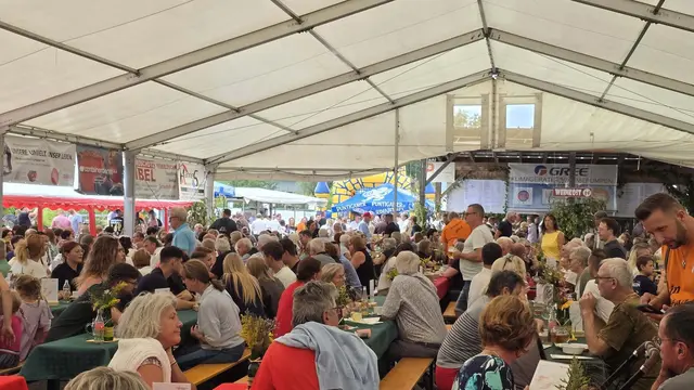 Das Zelt war bis auf den letzten Platz voll. | Foto: FF Ludersdorf
