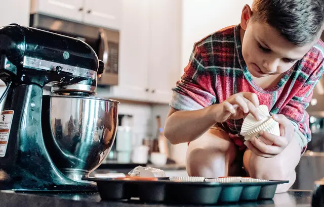 Kinderleicht backen und kochen – eine gute Küchenmaschine erleichtert selbst jungen Hobbyköchen das Vorbereiten von Muffins &amp; Co. | Foto: Unsplash / Jaclyn Baxter