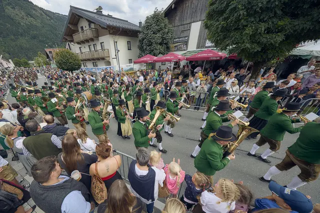 Ganz im Zeichen von Volksmusik, Brauchtum und gelebter Tradition stand Maishofen am Samstag, 22. August. Das traditionelle Bauernherbst-Dorffest lockte zahlreiche Einheimische und Gäste ins Ortszentrum.  | Foto: Daniel Roos