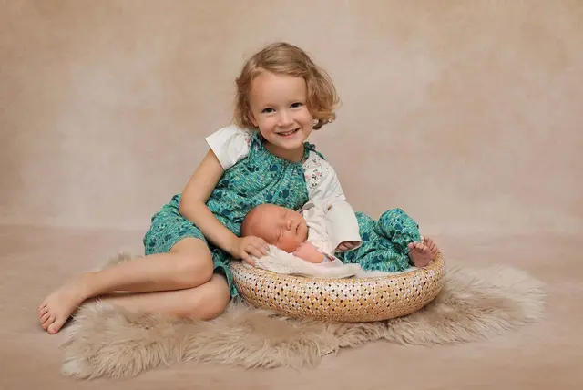 Name: Daniel
Geburtsdatum: 14.08.2026
Gewicht: 3.700 g
Größe: 51 cm
Eltern: Marina und Florian Rois aus Pinggau | Foto: FotoStudio Semler 