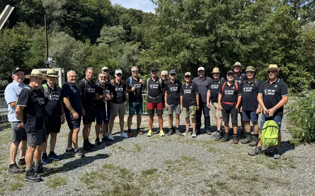 Den schönen Wandertag ließen die Wanderer traditionell beim Buschenschank Neubauer in Spielfeld ausklingen. | Foto: Fit im Schritt