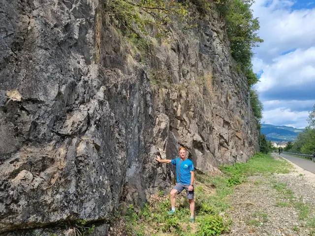 USI-Leiter Bernd Tauderer an jener Felswand des Häuselberges, an der der Klettergarten in den nächsten Monaten eingerichtet wird.  | Foto: Astrid Höbenreich-Mitteregger