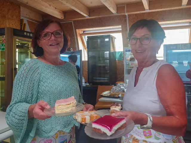 Ursula Achleitner (links) und Marlene Schuster (rechts) mit den selbstgemachten Kuchen bei der Kaffeebar | Foto: Freiwillige Feuerwehr Loosdorf