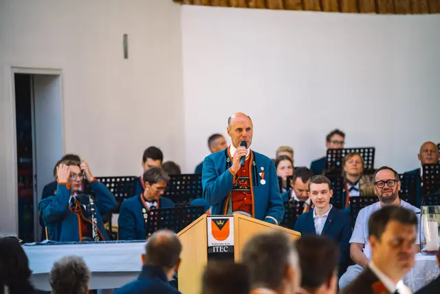 Obmann Bernhard Mair bedankte sich humorvoll bei den Beteiligten.  | Foto: Pernsteiner