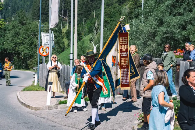 Fahne und Fähnrich Seppl Eppensteiner strahlten um die Wette. | Foto: Pernsteiner