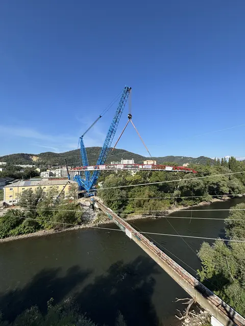 Die neue Brücke ist 68 Meter lang und kommt auf rund 280 Tonnen.  | Foto: MeinBezirk/Nina Hörack