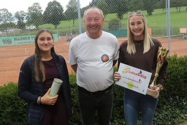 Obmann Matthias Leitner gratulierte Lara Staubmann und Tina Apfelknab.